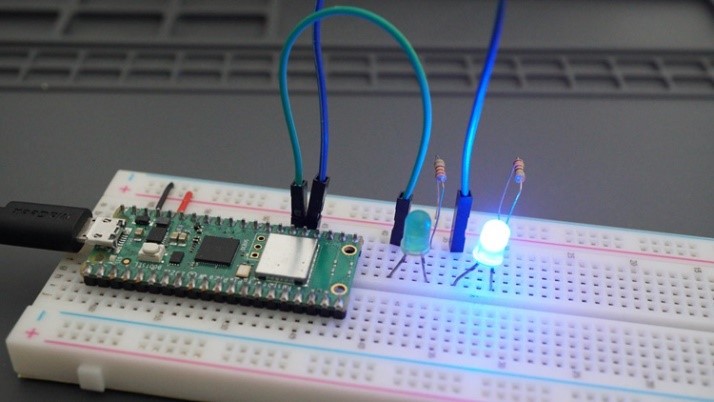 RPi Pico LEDs blinking at different frequencies
